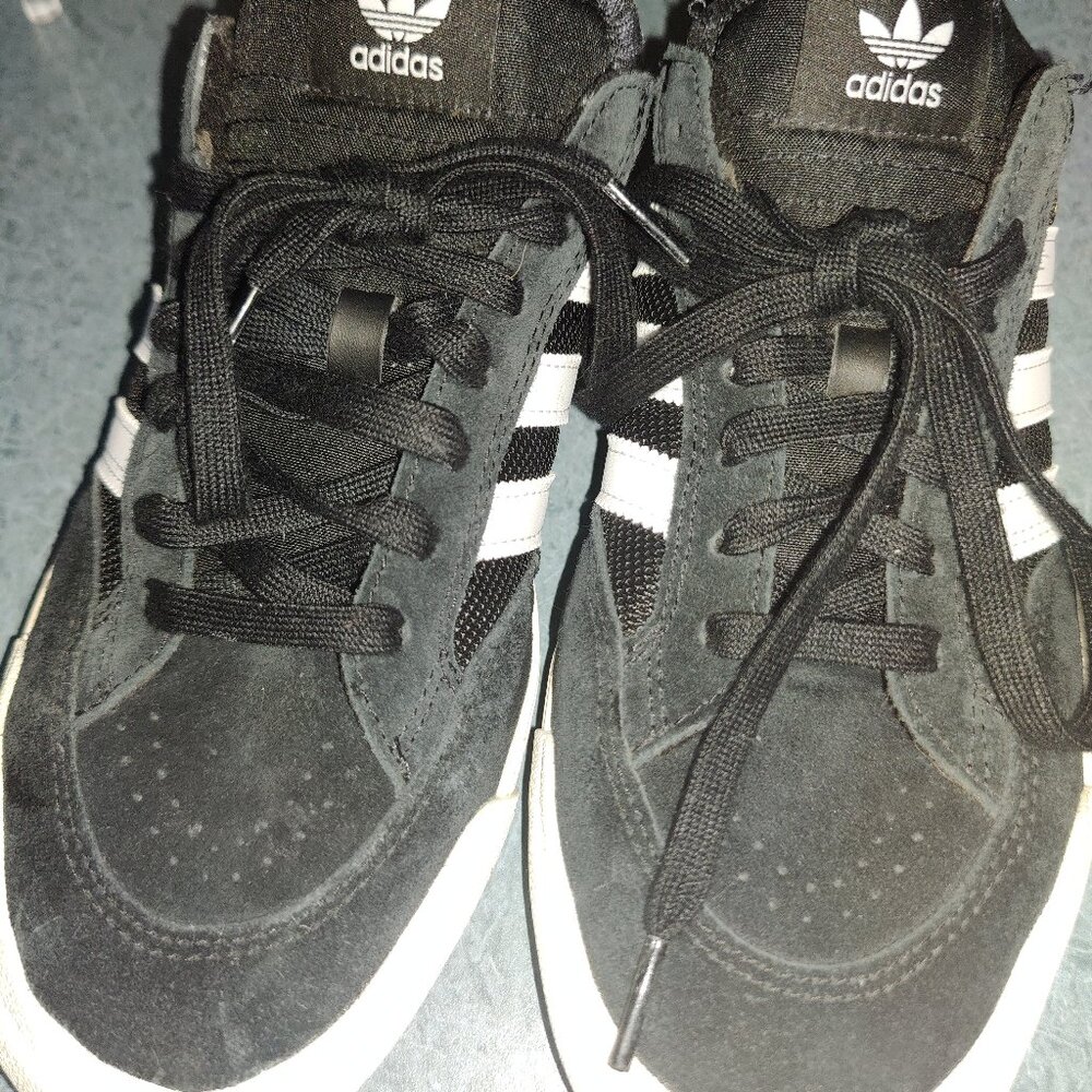 Mens size 10 Adidas Nora shoes!